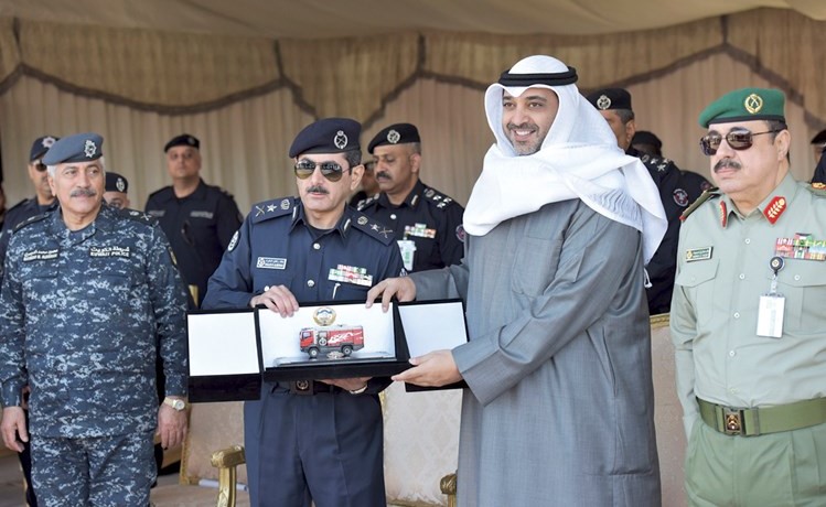 الوزير العبدالله يتسلم درعا تذكارية من الفريق المكراد ﻿