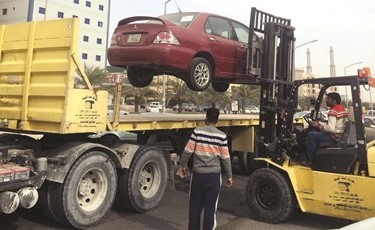 رفع إحدى السيارات المهملة﻿