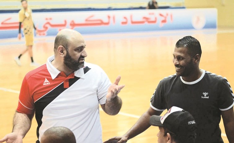 مدرب الصليبخات عباس طه في نقاش مع الحكم جاسم السويلم ﻿