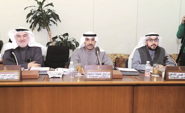 اسامة الشاهين ومرزوق الخليفة وخليل الصالح اثناء اجتماع لجنة ذوي الاحتياجات الخاصة﻿