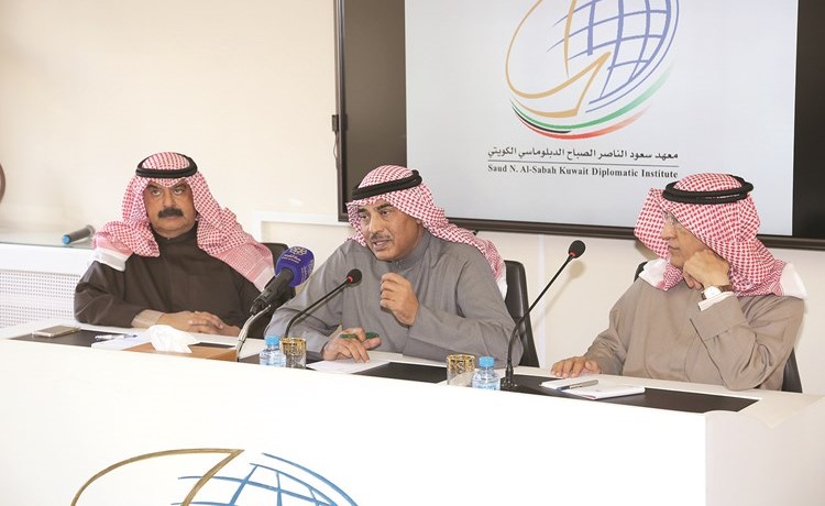 الشيخ صباح الخالد وخالد الجارالله والسفير عبدالعزيز الشارخ خلال المحاضرة﻿