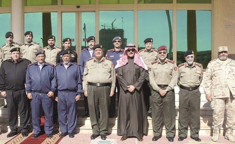 الشيخ محمد الخالد خلال زيارته إحدى وحدات الجيش﻿