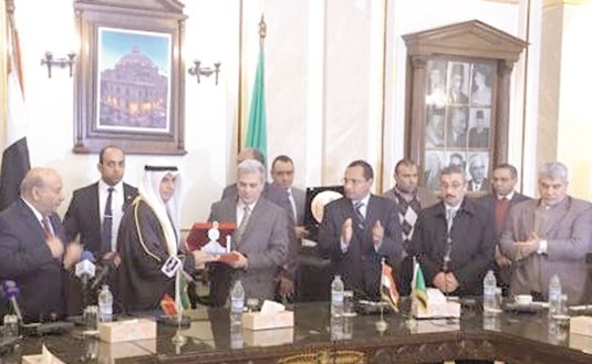 د.فالح العزب يتسلم درعا تكريمية من د.جابر نصار﻿