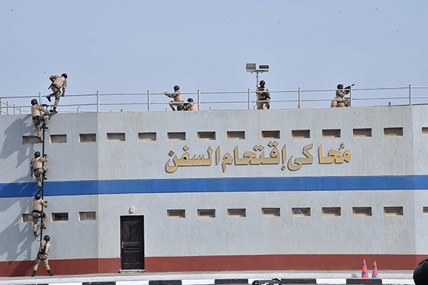 السيسي يتفقّد تطويرات «سفاجا».. ويرفع العلم فوق الحاملة «جمال عبدالناصر»