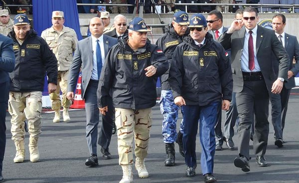 الرئيس عبد الفتاح السيسي والفريق صدقي صبحي خلال افتتاح أعمال تطوير ميناء سفاجا أمس