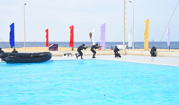 السيسي يتفقّد تطويرات «سفاجا».. ويرفع العلم فوق الحاملة «جمال عبدالناصر»