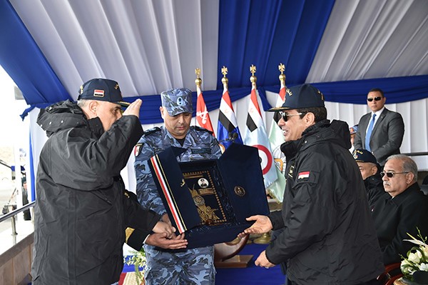 السيسي يتفقّد تطويرات «سفاجا».. ويرفع العلم فوق الحاملة «جمال عبدالناصر»