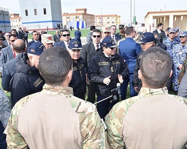 السيسي يتفقّد تطويرات «سفاجا».. ويرفع العلم فوق الحاملة «جمال عبدالناصر»