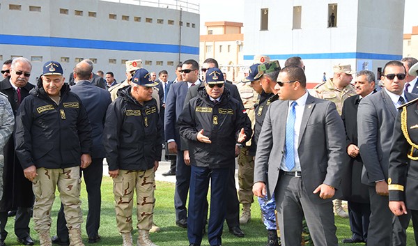 السيسي يتفقّد تطويرات «سفاجا».. ويرفع العلم فوق الحاملة «جمال عبدالناصر»