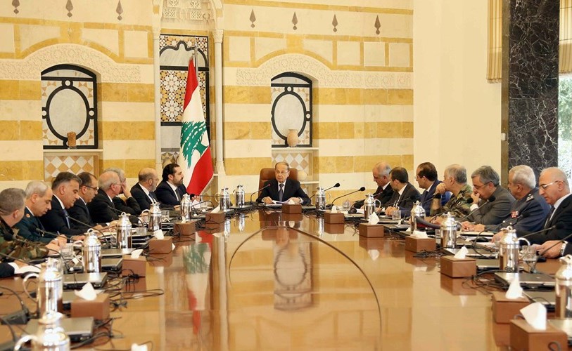 الرئيس العماد ميشال عون خلال ترؤسه الاجتماع الاول للمجلس الاعلى للدفاع في عهده بحضور رئيس مجلس الوزراء سعد الحريري	(محمود الطويل)﻿