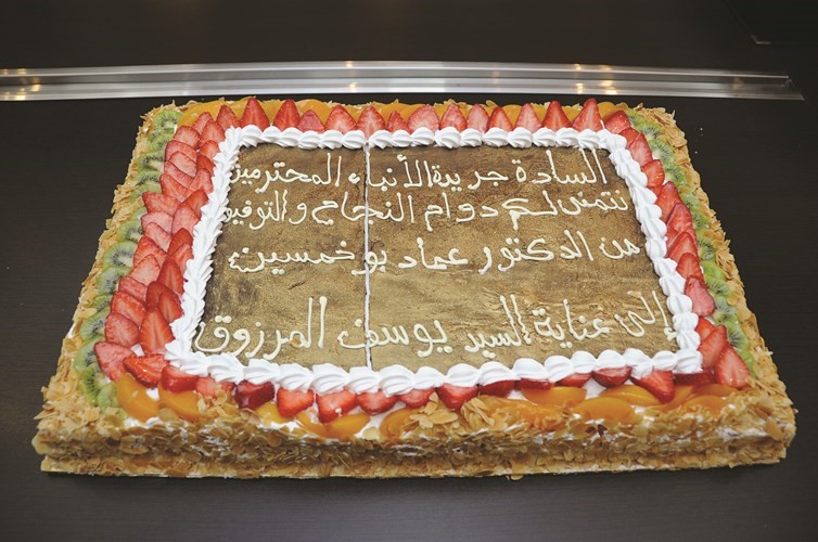  وكيكة رائعة من الزميل د.عماد بوخمسين في عيد الأنباء﻿