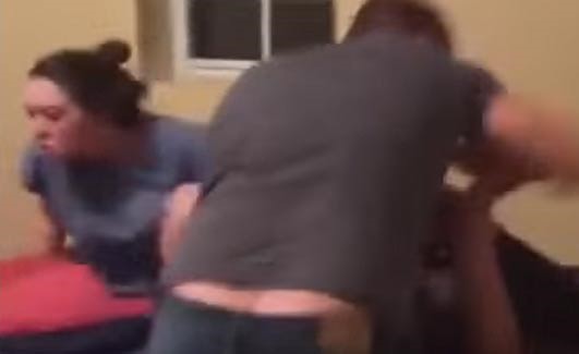 بالفيديو..شاب يمسك بعشيق زوجته في غرفة نومه.. وهذا ما فعله به