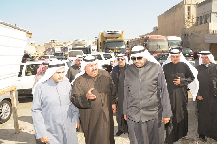 الوزير الجبري وقيادات البلدية خلال الجولة الاستطلاعية﻿