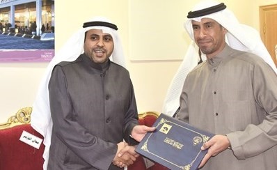 الجبري مكرما أحد الموظفين ﻿