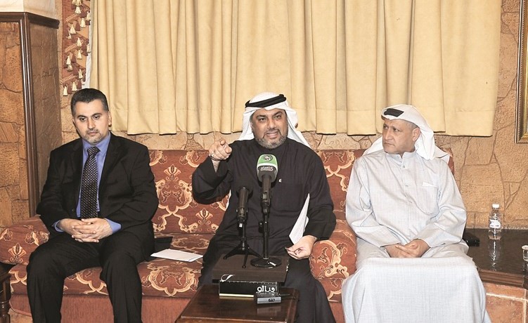 د. يوسف الزلزله متحدثا خلال الندوة﻿