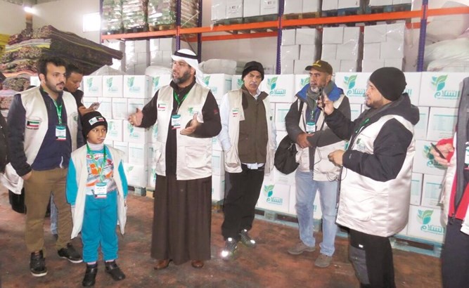 د.نبيل العون وأعضاء جمعية السلام يشرفون على تجهيز المساعدات للاجئين السوريين﻿
