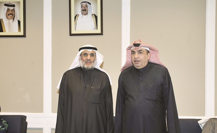 الوزير م. عبدالرحمن المطوع مع الزميل فرج ناصر	(زين علام)﻿