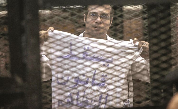 لقطة ارشيفية للناشط أحمد ماهر خلال محاكمته	(أ.ف.پ)﻿
