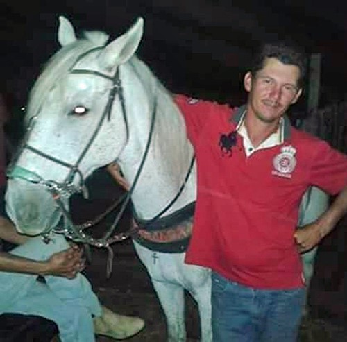 صور مؤثرة لحصان يبكي وفاة صاحبه ويُشيعه إلى القبر تشعل مواقع التواصل الإجتماعي