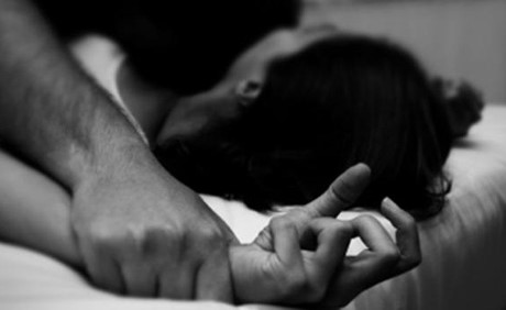 ضبطت  ابنتيها في وضع مخل بالآداب مع جدهما ..وما قام الأب به صادم  !
