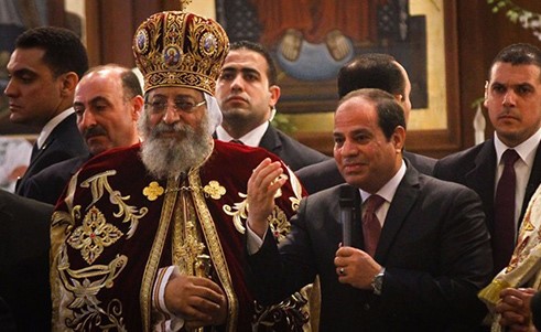 بالفيديو.. السيسي يمنع حارسه الشخصي من اعتراض طفلة في القداس