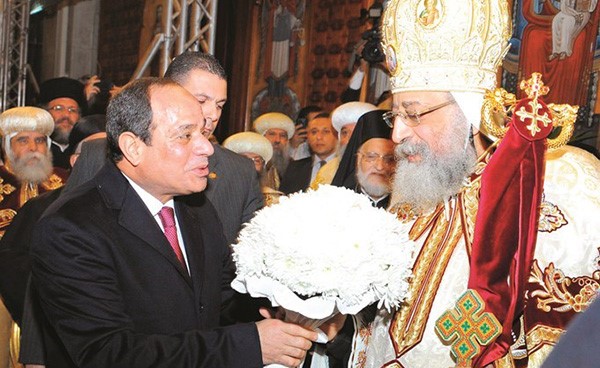 السيسي يقدم باقة ورد للبابا تواضروس الثاني تعبيرا عن الروح المصرية الأصيلة