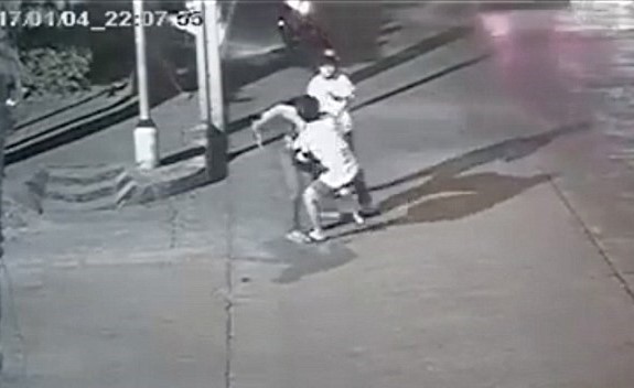 بالفيديو.. جريمة قتل في الشارع بسبب "آيفون"