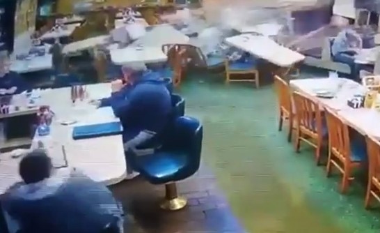 بالفيديو.. شاهد نجاة زبائن مطعم أميركي من سيارة مجنونة