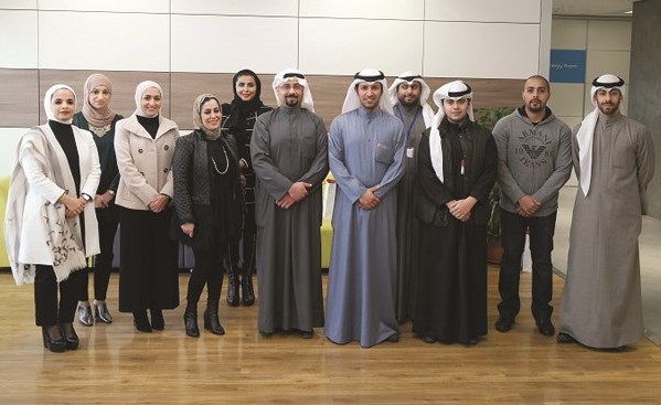 يوسف الشلال مع المتدربين في لقطة جماعية ﻿
