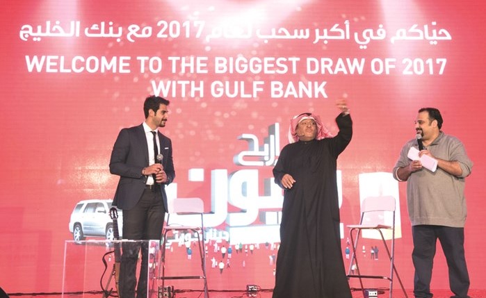 مقدمو فقرات الحفل (من اليمين) المذيع خالد الأنصاري والفنان ولد الديرة وموظف بنك الخليج محمد الصراف ﻿