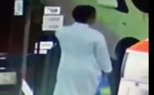 بالفيديو.. 4 أشخاص يسرقون محفظة سعودي في سوبر ماركت بطريقة جديدة.. وشرطة جدة تبحث عنهم