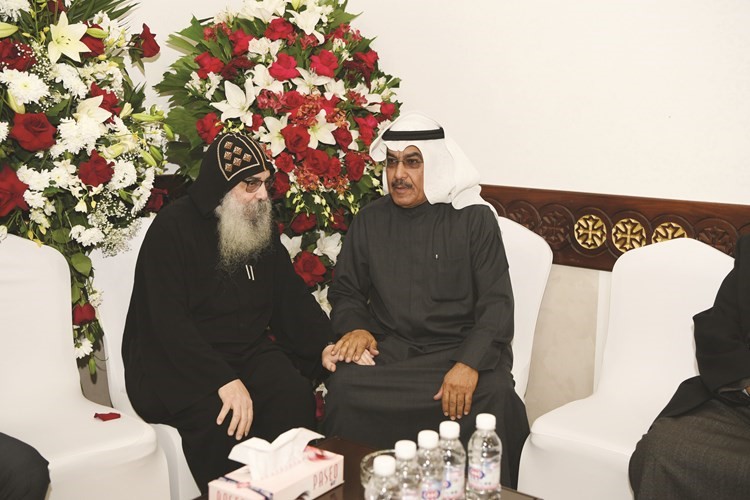 نائب رئيس التحرير الزميل عدنان الراشد مهنئا القمص بيجول ﻿