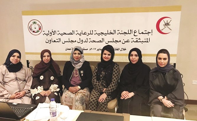 د. رحاب الوطيان مع المشاركين في الاجتماع﻿
