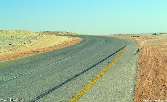 العثور علی جثمان شخص ملقى بجوار الطريق جرّاء حادث مروري في السعودية