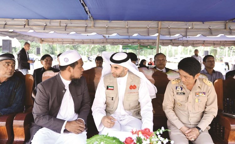 د.علي الراشد يتوسط محافظ الولاية ورئيس المجلس الاسلامي﻿