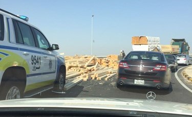الاخشاب بعد سقوطها على الجسر﻿
