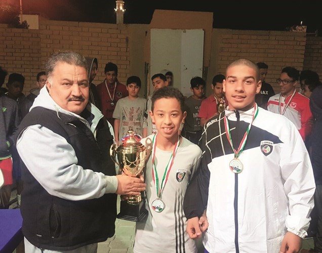 محمد الشمري يسلم كأس المركز الثاني للاعبي القرين﻿