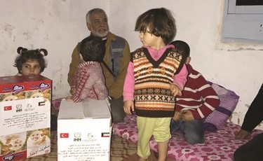 توزيع المساعدات على النازحين السوريين﻿