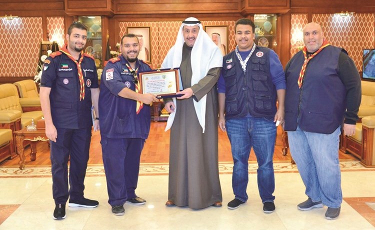 الشيخ فيصل الحمود متوسطاً فريق عشيرة جوالة نادي التضامن الرياضي