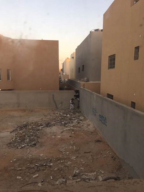 شاهد.. رجل أمن سعودي يواجه إرهابياً يرتدي حزاماً ناسفاً..وتفاصيل جديدة كشفها شهود عيان