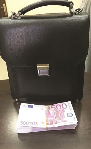 الحقيبة التي ترك بها اللصان المبلغ المزور﻿