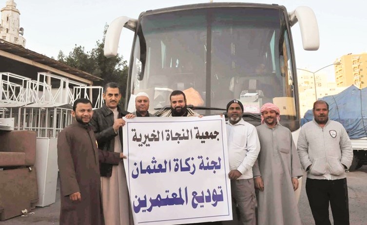 عدد من المشاركين في رحلة العمرة﻿