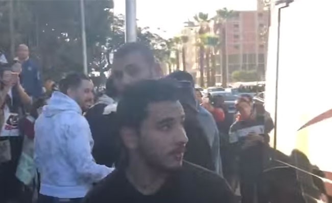 بالفيديو.. تامر حسني يتسبب بأزمة في شارع الهرم