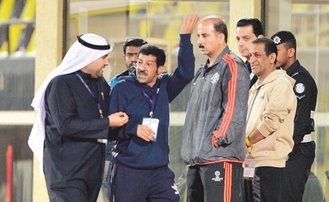 مدرب برقان حمد حربي لحظة مغادرته أرضية الملعب﻿