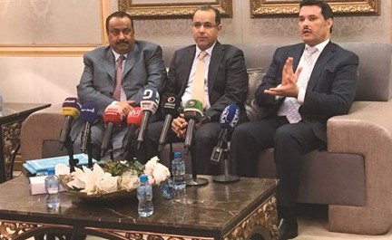 د. جمال الحربي متحدثا عن زيادة الرسوم الصحية بحضور د.خالد السهلاوي ود.عبدالرزاق العبيد﻿