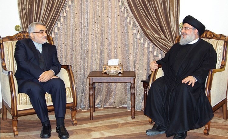 السيد حسن نصر الله مستقبلا رئيس لجنة الأمن القومي والسياسي الخارجية في مجلس الشورى الايراني علاء الدين بروجردي	 (محمود الطويل)﻿