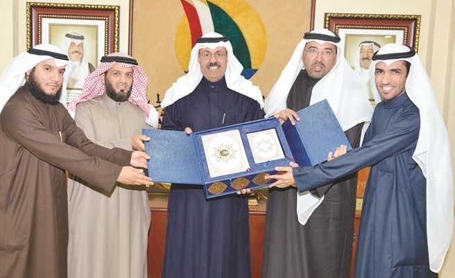 الفريق أول م. الشيخ أحمـد النـواف يتسـلم نسخة من المصحف الشريف من وفد هيئة العناية بطبع ونشر القرآن والسنة النبوية﻿