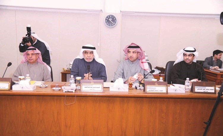 رياض العدساني ود.عودة الرويعي وعدنان عبدالصمد وعبدالله الرومي﻿