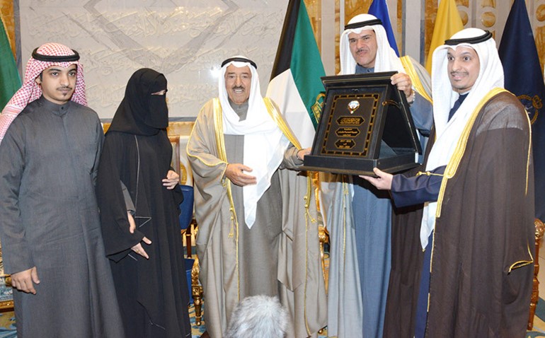 صاحب السمو الأمير الشيخ صباح الأحمد مستقبلا الشيخ سلمان الحمود وعبدالرحمن المطيري وحنان كامل المطيري