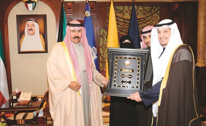 سمو ولي العهد يتسلم استراتيجية الهيئة العامة للشباب بلغة (برايل)﻿